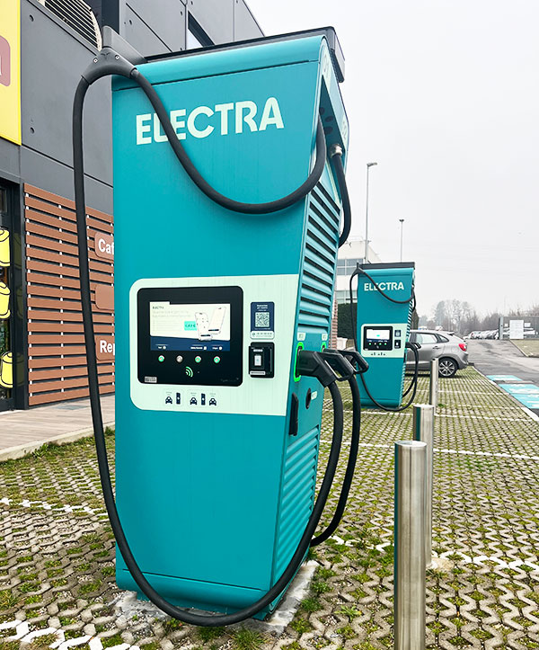 21.5 Inch Sunlight Readable Display EV Charging Station Solution
