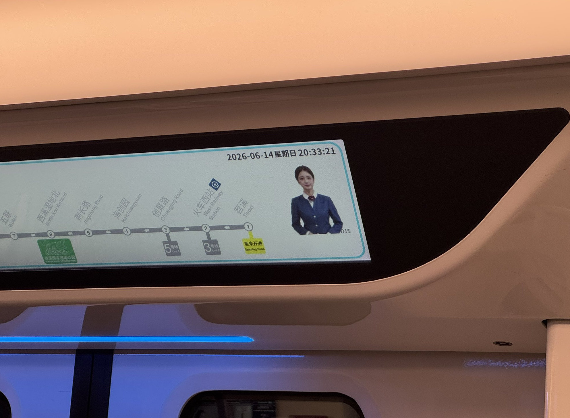 metro-indoor-stretched-lcd-display.jpg