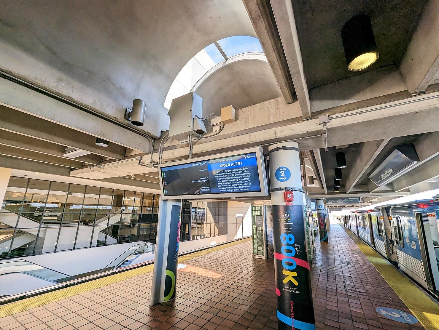 High-Brightness Stretched LCDs for Rail Systems